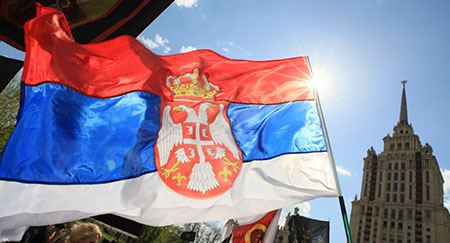 61% des Serbes préfèrent une alliance avec la Russie plutôt qu’avec l’UE
