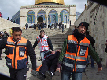 Les forces de l’occupation envahissent l’esplanade des Mosquées et attaquent les fidèles 