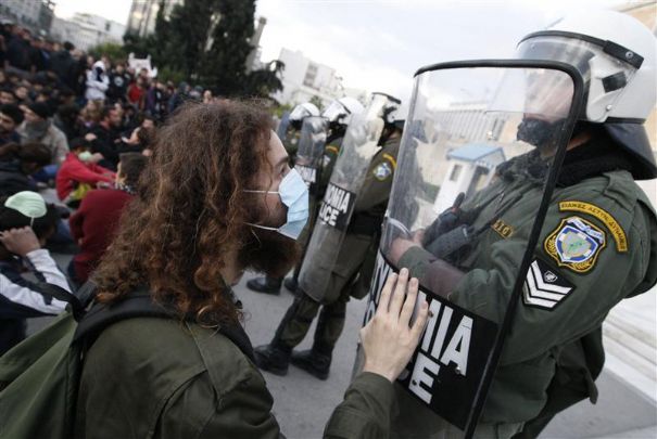 Grèce: 300 manifestants  contre les mesures d’austérité occupent le ministère des Finances