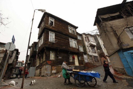 Séisme en Turquie: 57 morts, fin des recherches de survivants