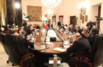 La table de dialogue: débat entre Siniora et Berri concernant le communiqué final (Presse)