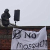 Grande-Bretagne: des manifestants anti-mosquées occupent les toits sur le site de la future mosquée de Dudley 