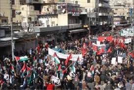 Jordanie: des milliers manifestent, l’Egypte et la Tunisie au coeur des slogans 