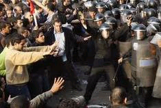 Egypte: Sous la pression de la rue, Moubarak limoge le cabinet