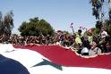 Le plus grand drapeau syrien hissé à Damas dans une manifesation massive de soutien au président Assad
