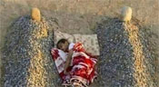 Non, ceci n’est pas la photo d’un «enfant syrien entre les tombes de ses parents»