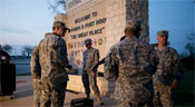 Nouvelle tuerie à Fort Hood: Un soldat tue 3 militaires avant de se suicider
 
