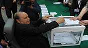 Algérie: le camp Bouteflika crie victoire, l’opposant Benflis dénonce des fraudes
