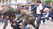 Un assistant d’Erdogan frappe un manifestant, choque la Turquie
