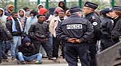 France: la police démantèle le plus grand camp de réfugiés de Calais
