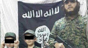 Syrie: Un Australien tweete une photo de son jeune fils tenant la tête d’un soldat décapité