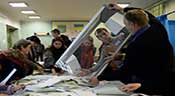 Ukraine: vague pro-occidentale aux législatives, résultats attendus ce lundi
