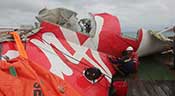 Indonésie: la marine singapourienne retrouve le fuselage du vol d’AirAsia
