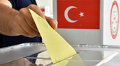 Législatives anticipées en Turquie: pas de majorité absolue pour l’AKP, selon un sondage
