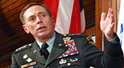 Petraeus favorable à l’enrôlement de certains combattants d’«Al-Nosra» contre «Daech»
