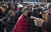 Migrants: la vague grossit en Europe, réunion à Prague