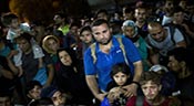 Migrants: Merkel rejette les critiques, appel à en accueillir davantage en GB
