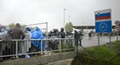 Leur flux «stoppé» en Hongrie, un millier de migrants en attente à la frontière croato-slovène
