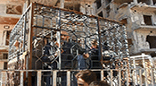 HRW dénonce l’utilisation par des extrémistes de civils en cage comme «boucliers humains»

