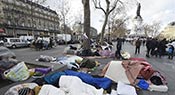 Des migrants campent sur la place de la République à Paris
