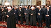 Assad assiste à des célébrations musulmanes dans une mosquée de Damas
