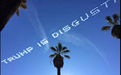 Des slogans hostiles à Donald Trump dans le ciel de Pasadena