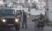 Quand un policier israélien renverse un Palestinien en chaise roulante

