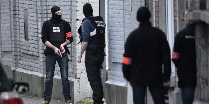 Plusieurs terroristes liés aux attentats de Paris et Bruxelles toujours en fuite

