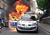 France : une voiture de police incendiée lors d’un rassemblement interdit à Paris