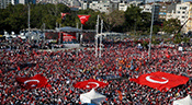 Turquie: «Ni coup d’Etat, ni diktat», des milliers de Turcs place Taksim pour la démocratie

