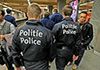 Deux #policiers belges transportant des #migrants brièvement interpellés en #France