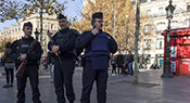 France: manifestation inédite de policiers en pleine nuit sur les Champs-Elysées
