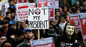 Trump met en place son équipe tandis que les manifestations continuent
