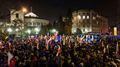 Pologne: les dirigeants bloqués au Parlement par des manifestants
