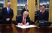 USA: Trump s’installe à la Maison Blanche et signe son 1er décret