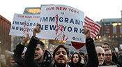Un millier de personnes défilent à New York pour défendre les immigrés contre Trump


