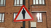 Un faux panneau installé par un artiste dans une rue de Londres accusé d’«antisémitisme»

