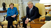 Donald Trump refuse sa main à Angela Merkel

