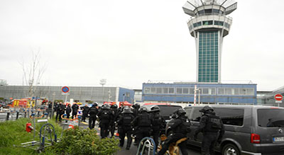 #Attaque_à_Orly: deux hommes mis en examen et écroués