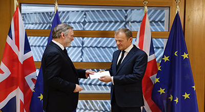 Le Royaume-Uni remet à l’UE la lettre déclenchant le Brexit
