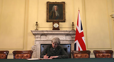 Theresa May a signé la lettre qui va déclencher le Brexit

