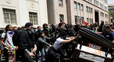 11 blessés dans de violents affrontements entre pro et anti Trump à Berkeley

