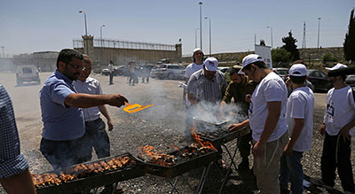 Des colons israéliens organisent un barbecue pour affamer les grévistes palestiniens

