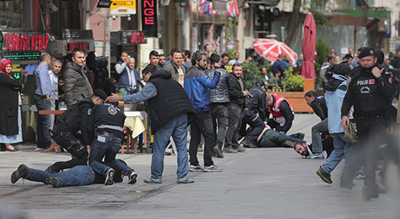 Istanbul: La police use de gaz lacrymogène pour disperser la manifestation du 1er mai