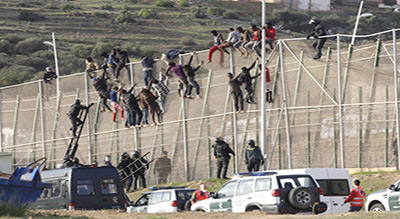 Maroc/Espagne: une centaine de migrants forcent la frontière à Melilla

