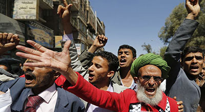 Au Yémen, la foule accueille l’émissaire de l’Onu avec des chaussures

