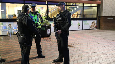 #GB : un homme armé d’un couteau retient des otages à Newcastle