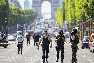 Attaque #Champs-Élysées: un «stock d’armes» retrouvé au domicile de l’assaillant