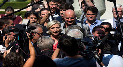 France: cohue médiatique à l’arrivée de Marine Le Pen à l’Assemblée
