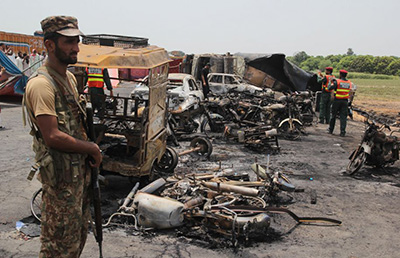 Au Pakistan, triste Aïd après un incendie qui fait 153 morts